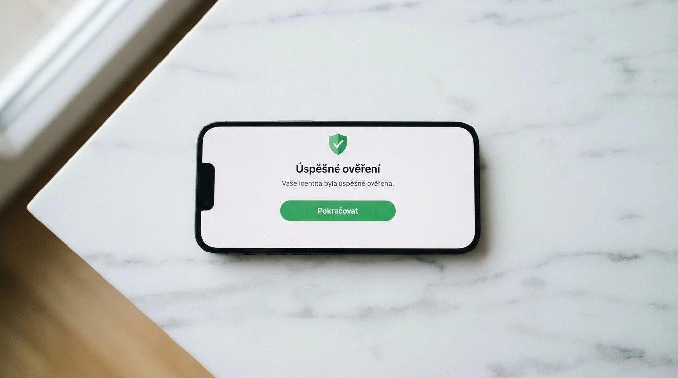 Mobilní telefon s rozhraním bankovní identity, zobrazené logo Bank iD a potvrzovací dialog
